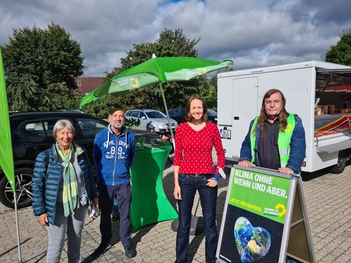 Infostand in Albersdorf mit Elke, Martin, Ingrid und Gerd