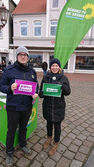 Gruppenbild mit den Menschen beim Infostand