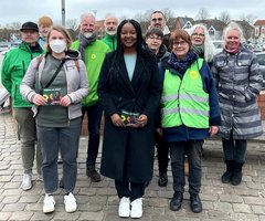 Team des grünen Infostandes mit Aminata Touré