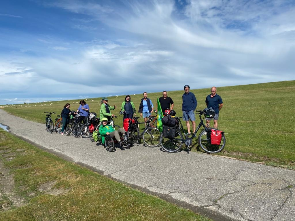 Bild mit grünen Radfahrer:innen in Büsum