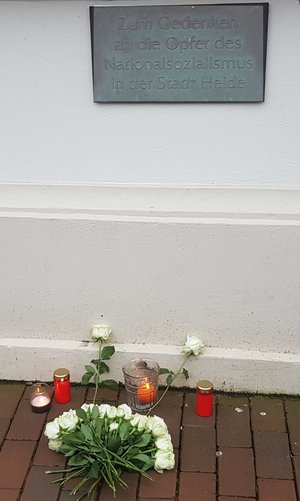 Gedenkstätte für die Opfer des Nationalsozialismus mit Blumen und Kerzen der Mahnwache