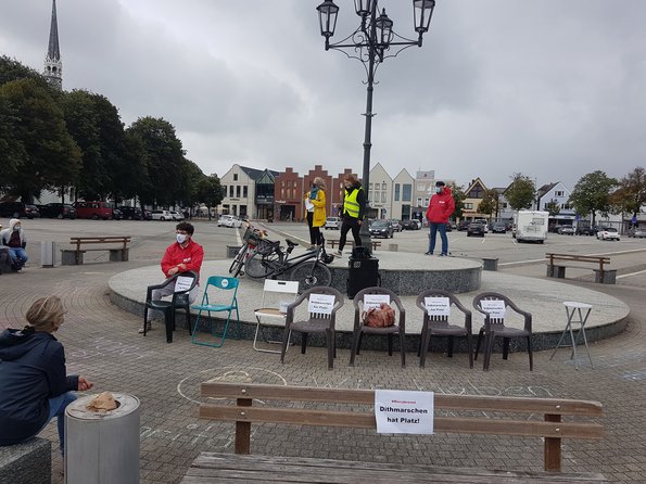 Kandelaber in Heide: James Leon Meyer, Angelika Junker, Denise Loop und Lars Thiele-Kensbock