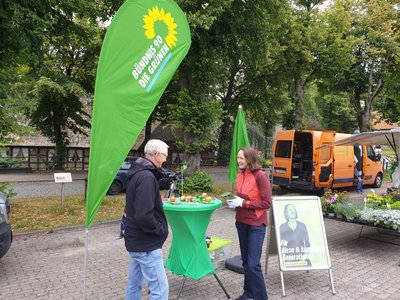 Infostand in Burg mit Ingrid Nestle