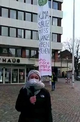 FFF-Banner vor dem Heider Rathaus