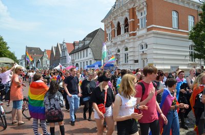 Hunderte von Teilnehmer*innen beim 1. CSD in Heide